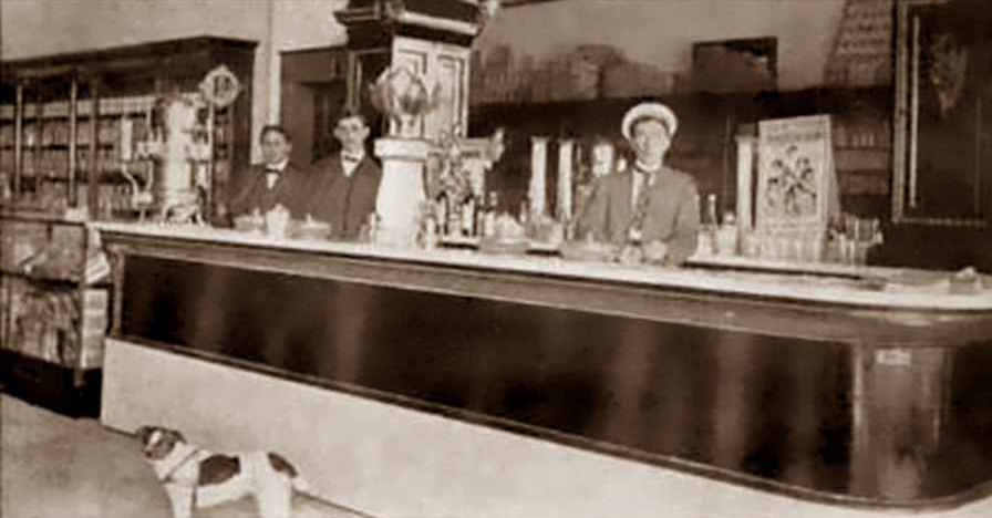 cotten-decker-drug-store-in-quanah-in-1900s